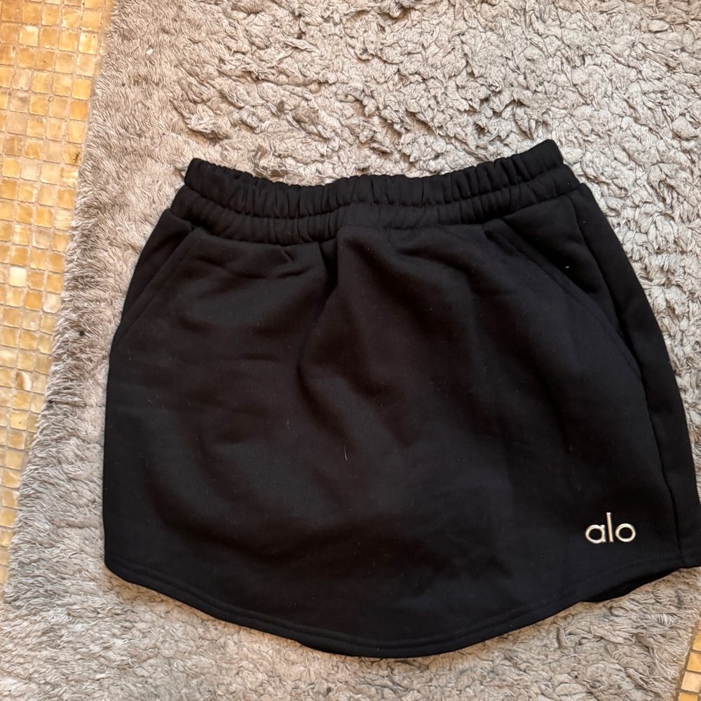 Alo accolade skirt, lined either shorts, cute pocket and drawstring!! XS, black